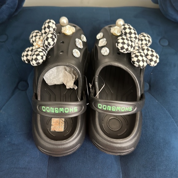 BRAND NEW!! Floral Design Sandals - Picture 2 of 5